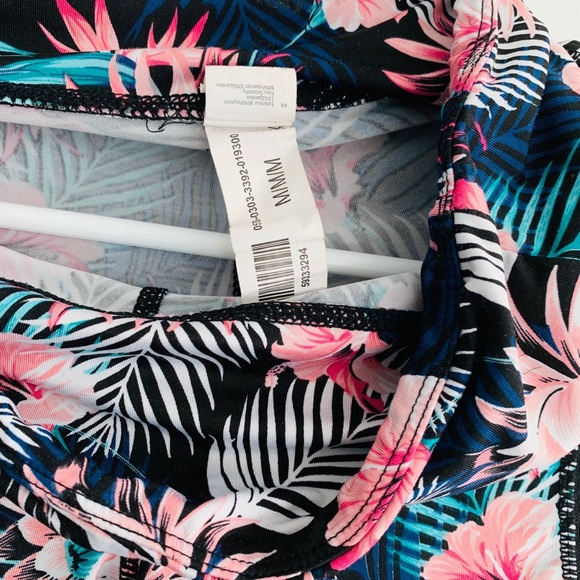 Floral gym biker shorts. Mesh on the side. Medium - Picture 5 of 6